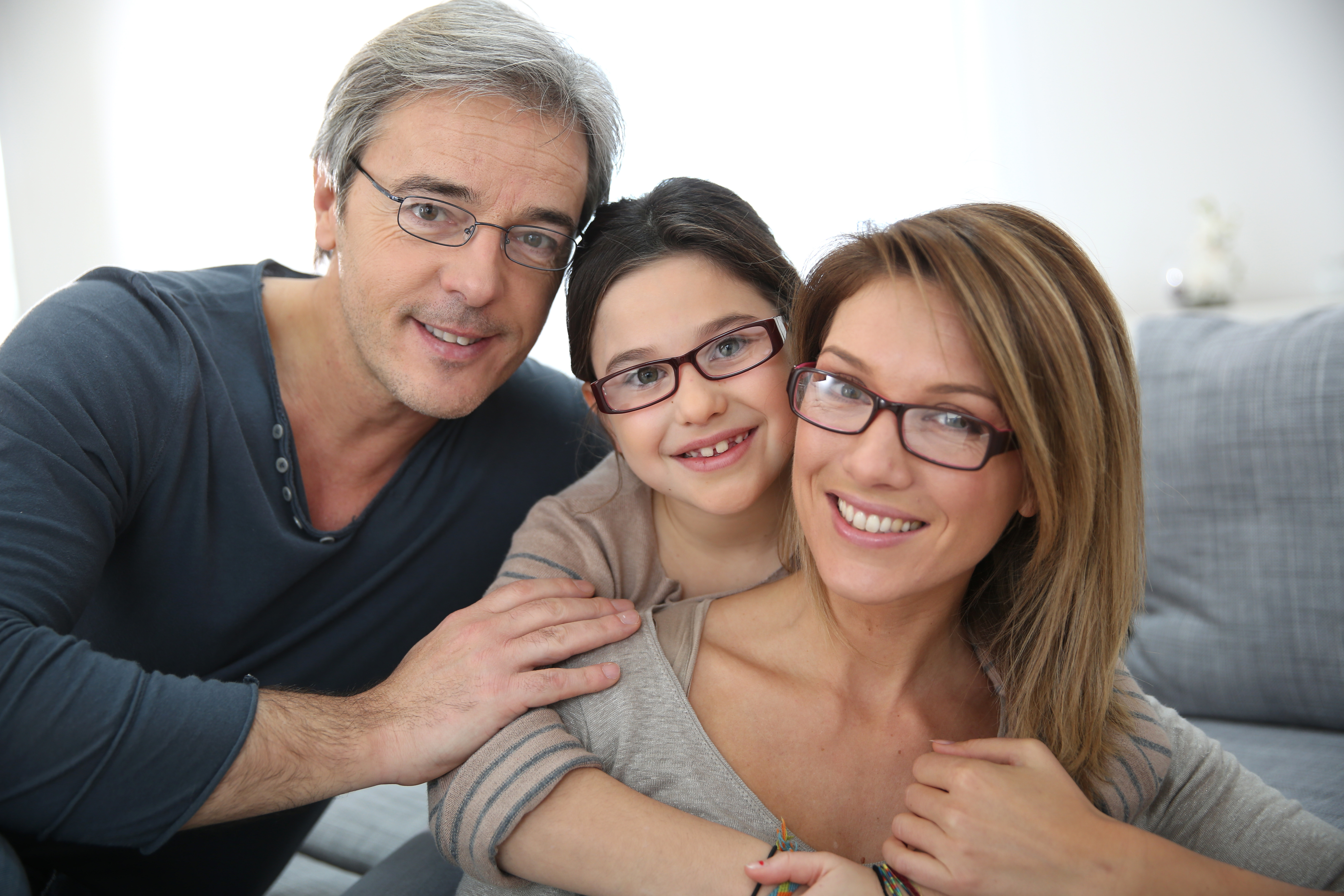 Оптика для всей семьи. Семья в очках. Семейная фотосессия в очках. Семья в очках для зрения. Очки для всей семьи.